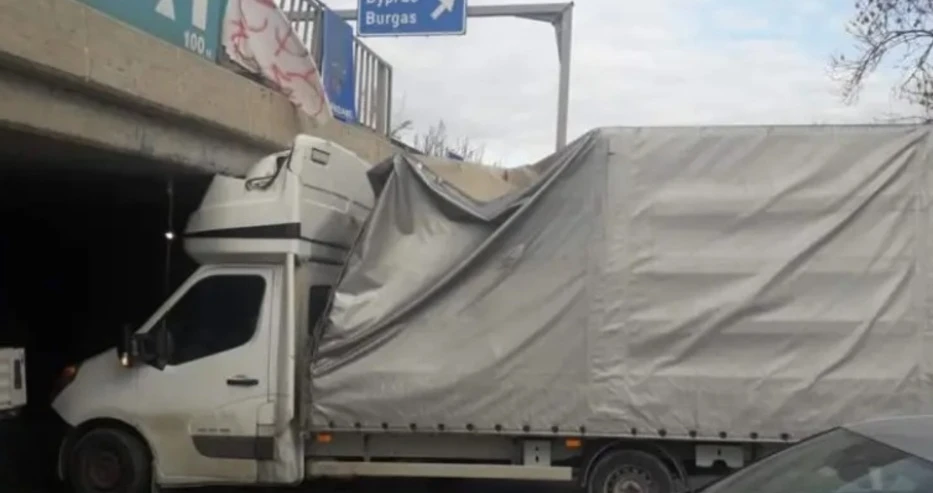 Камион направи голяма глупост в тунел под бул. "Ботевградско шосе" в София СНИМКИ