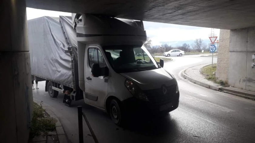 Камион направи голяма глупост в тунел под бул. "Ботевградско шосе" в София СНИМКИ