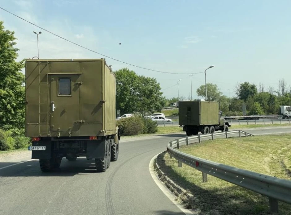 Автоколони и вагони с военна техника минават през България