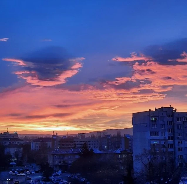Прекрасен "пожар" избухна в небето на България СНИМКИ