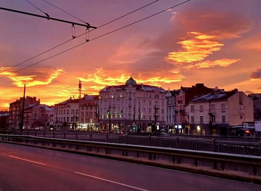 Прекрасен "пожар" избухна в небето на България СНИМКИ