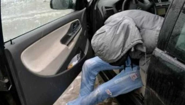 Невиждан грабеж в столицата: Маскиран засече кола, отвори вратата на водача и стана страшно