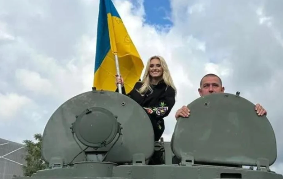 Певица дари бронетранспортьор на ВСУ, машината е като предадените от България ВИДЕО