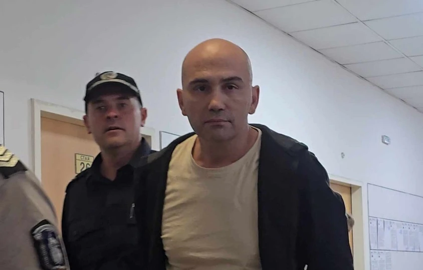 На фотографа-педофил Дардов му пари под краката 