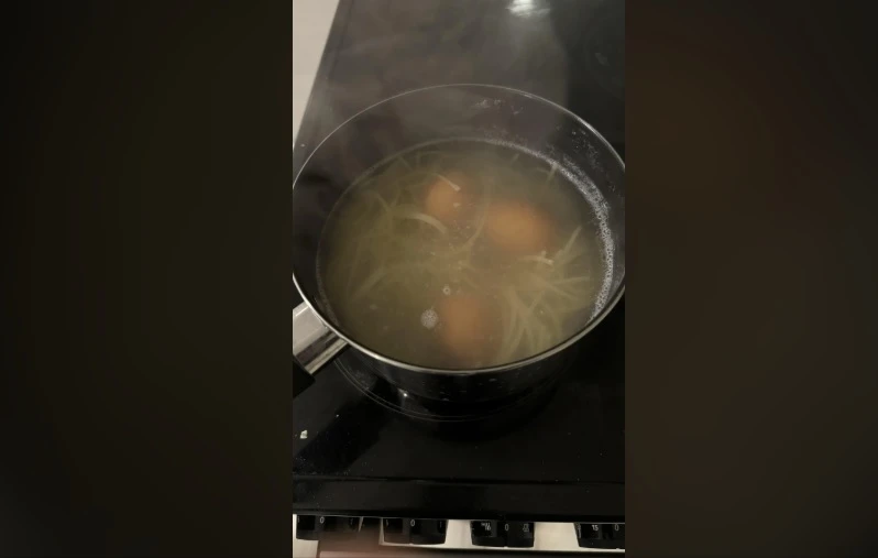 Мъж показа начин за пестене на време в кухнята и мрежата кипна