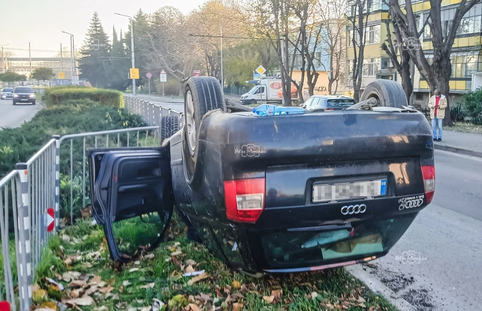 Адско меле във Варна, кола навири гумите СНИМКИ