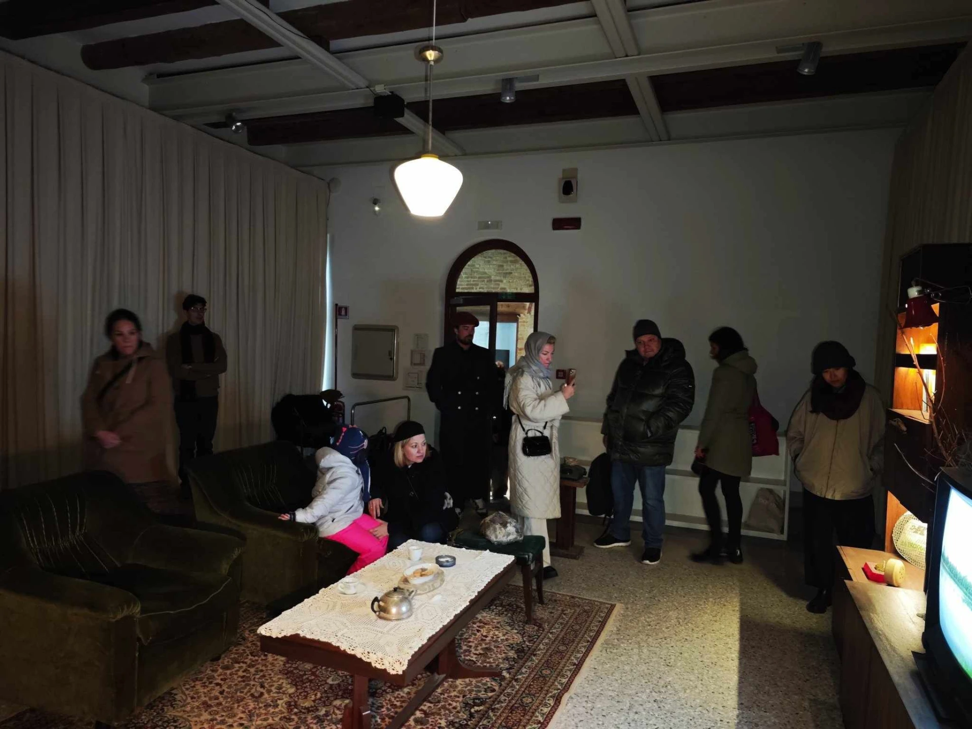Авторите на „Съседите“ закриха Венецианското биенале на изкуствата с прощален тур за публиката