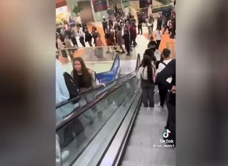 Виждаш хлапета в черно с качулки в мола - къде е охраната, попита психолог 