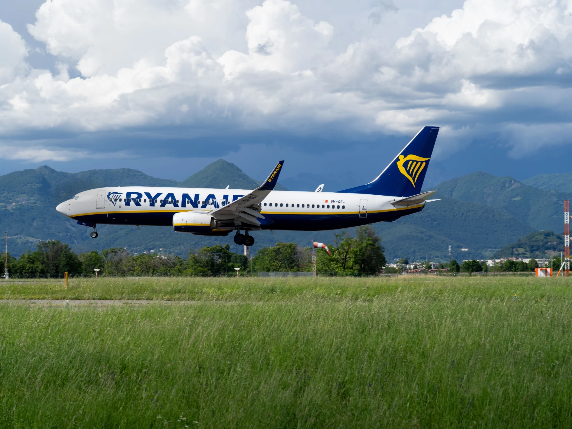 Ryanair налива $1 милиард и отваря втора база в България, но...