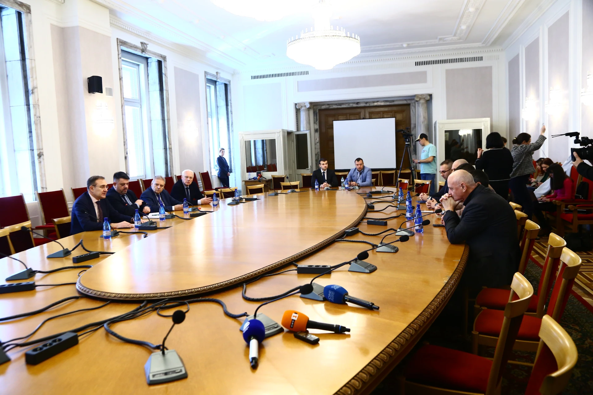 Скандал: БСП удари на камък, получи шамар от Кирил Петков и Слави Трифонов