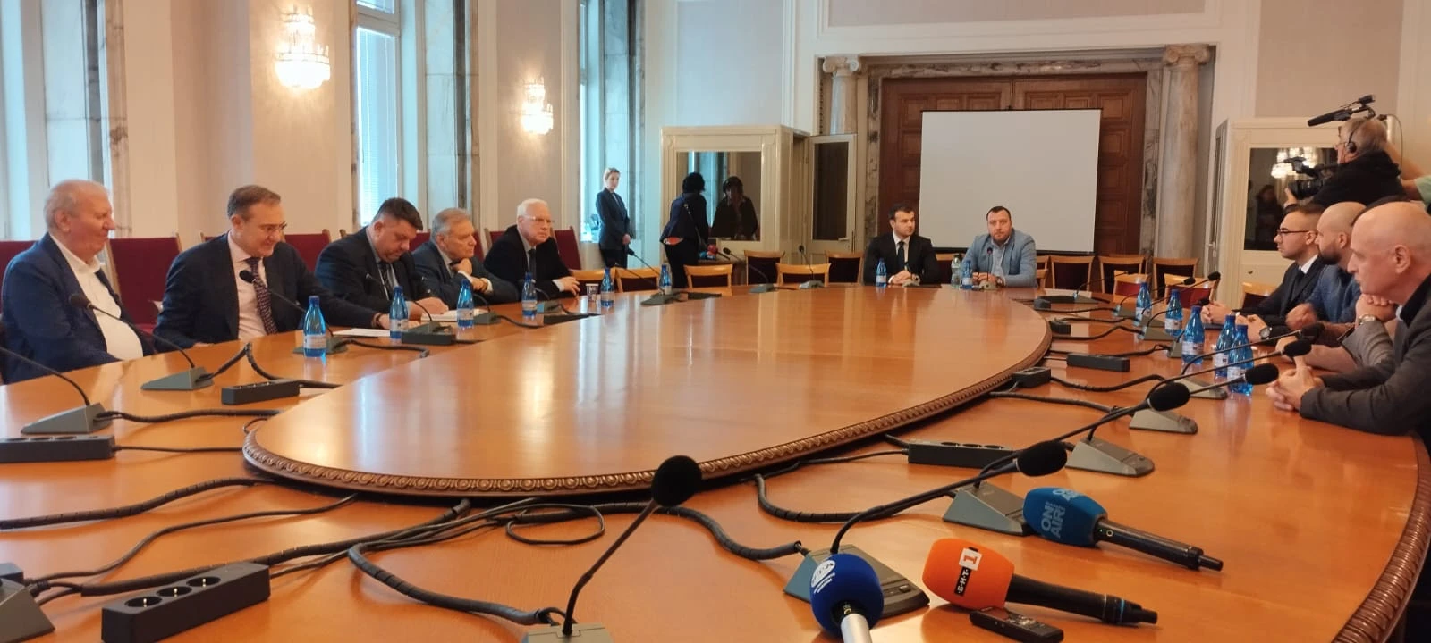 Зафиров след срещата с „Възраждане“ и МЕЧ:  Няма да слагаме граници, но търпението се изчерпва