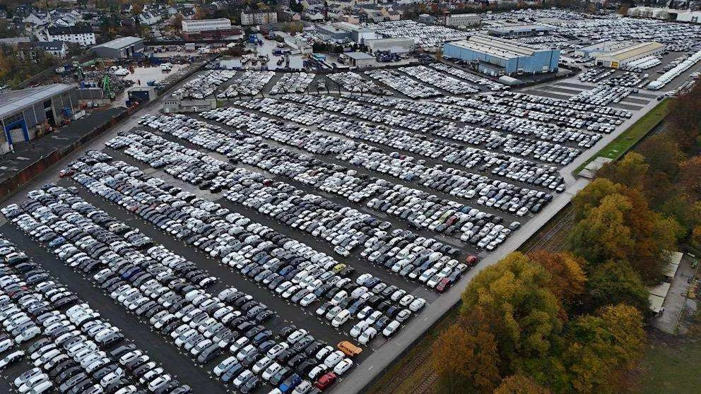 Автомобилната криза в Германия: Никой не купува нови коли, шокираща СНИМКА 