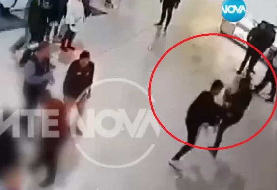 Чиста агресия: Брутално ВИДЕО 18+ от нападението на 3 младежи в мол в София