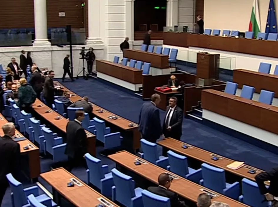 Политолог заплете страшен казус: Парламентът дори няма да може да се разпусне, ако... ВИДЕО