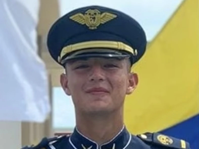 Инцидент: Военен самолет рухна на пътното платно ВИДЕО