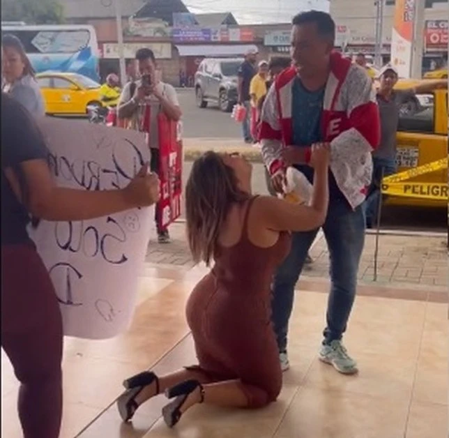 Прощава ли се изневяра? Жена с плакат моли за прошка любимия си ВИДЕО