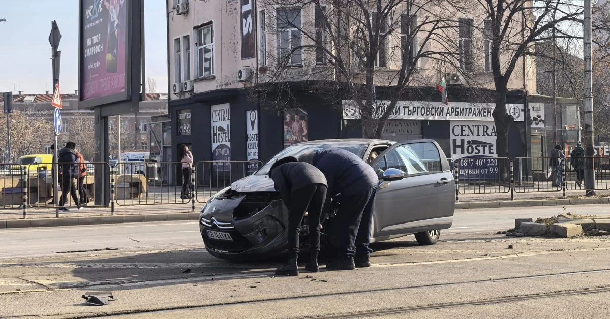 Здрави трамваи не останаха! Зрелищно меле в центъра на София СНИМКИ