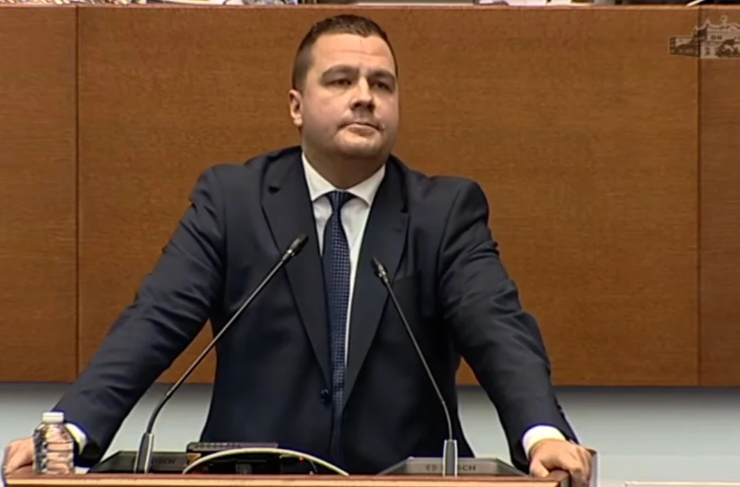 Пореден екшън в НС, депутатите се изпокараха махленски ВИДЕО