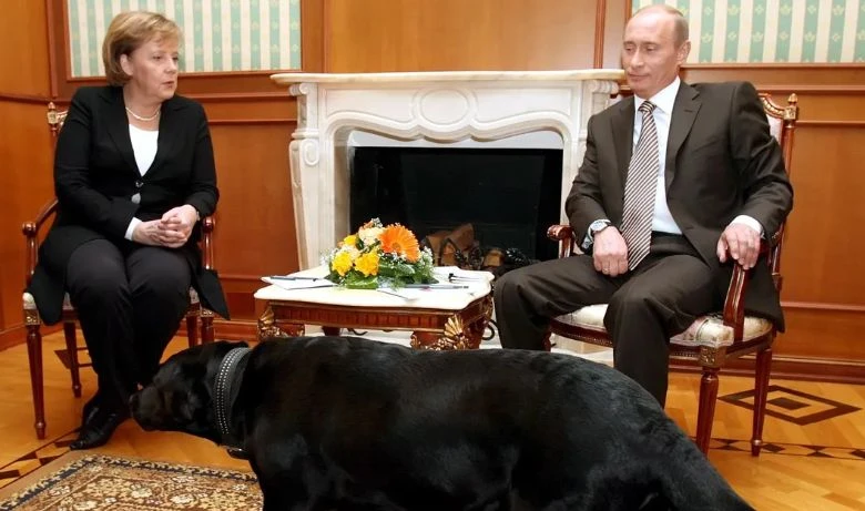 17 г. по-късно Путин клекна, изненада Меркел с неочакван ход 