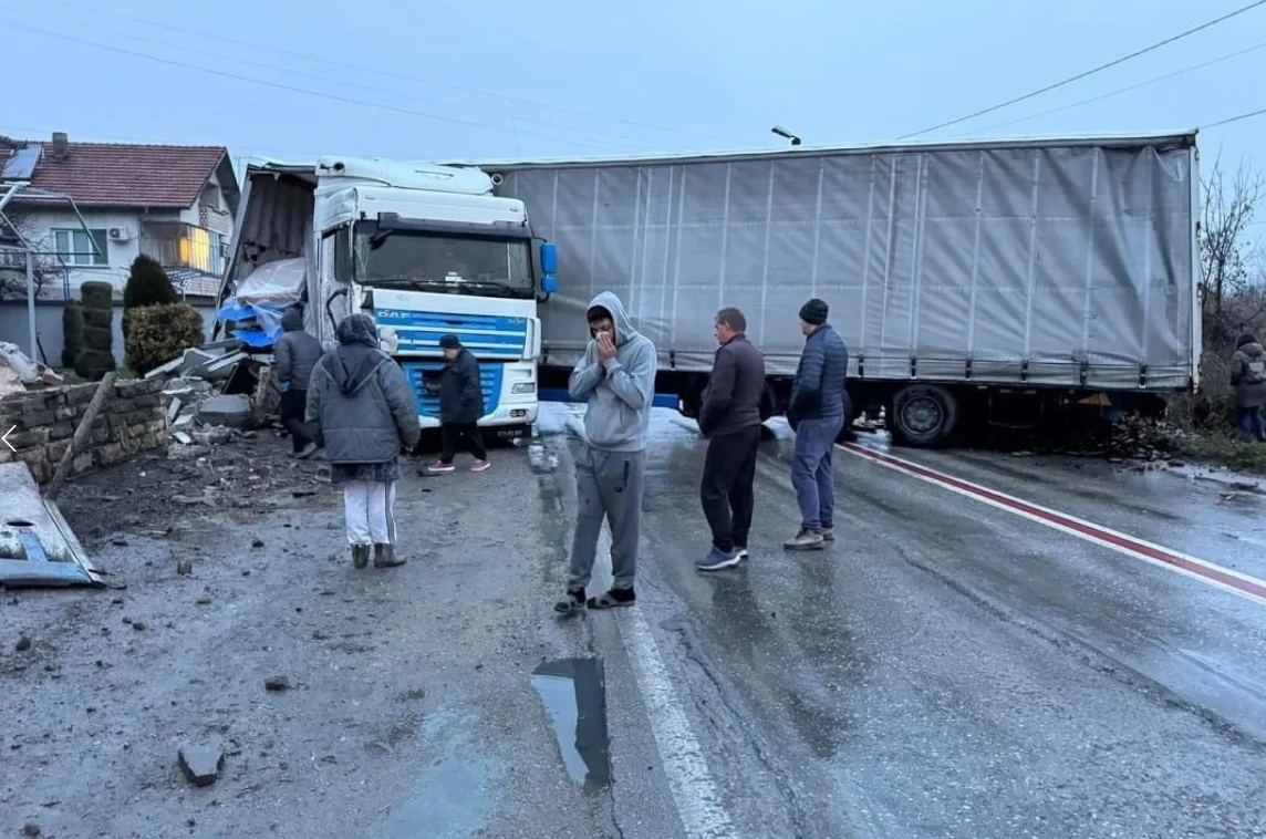 Тир се вряза в ограда на къща край Велико Търново СНИМКИ
