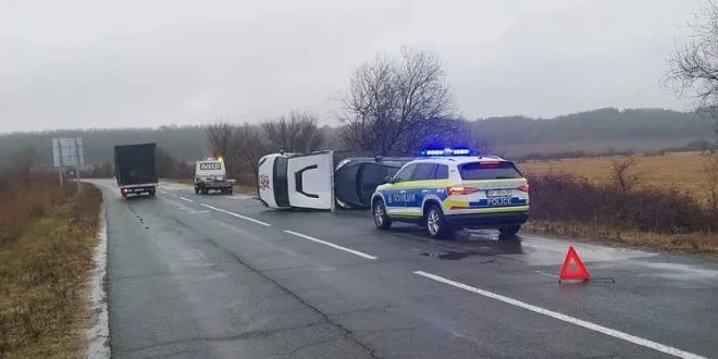 Меле на мокрото! Автовоз с три коли се обърна на пътя СНИМКИ