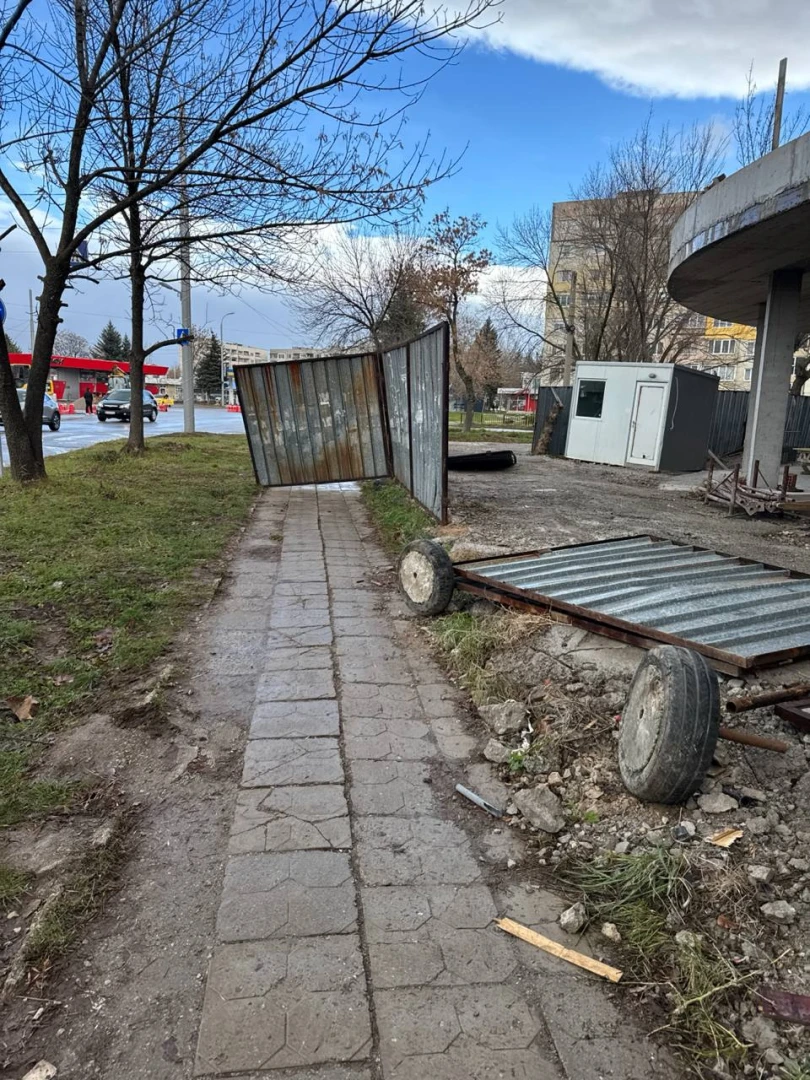 Ураганен вятър помете този наш град, като след война е СНИМКИ 