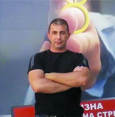 Отхвърлен Ромео гръмна жена си и любовника ѝ пред очите на куп свидетели, опря пистолета до челото си и...