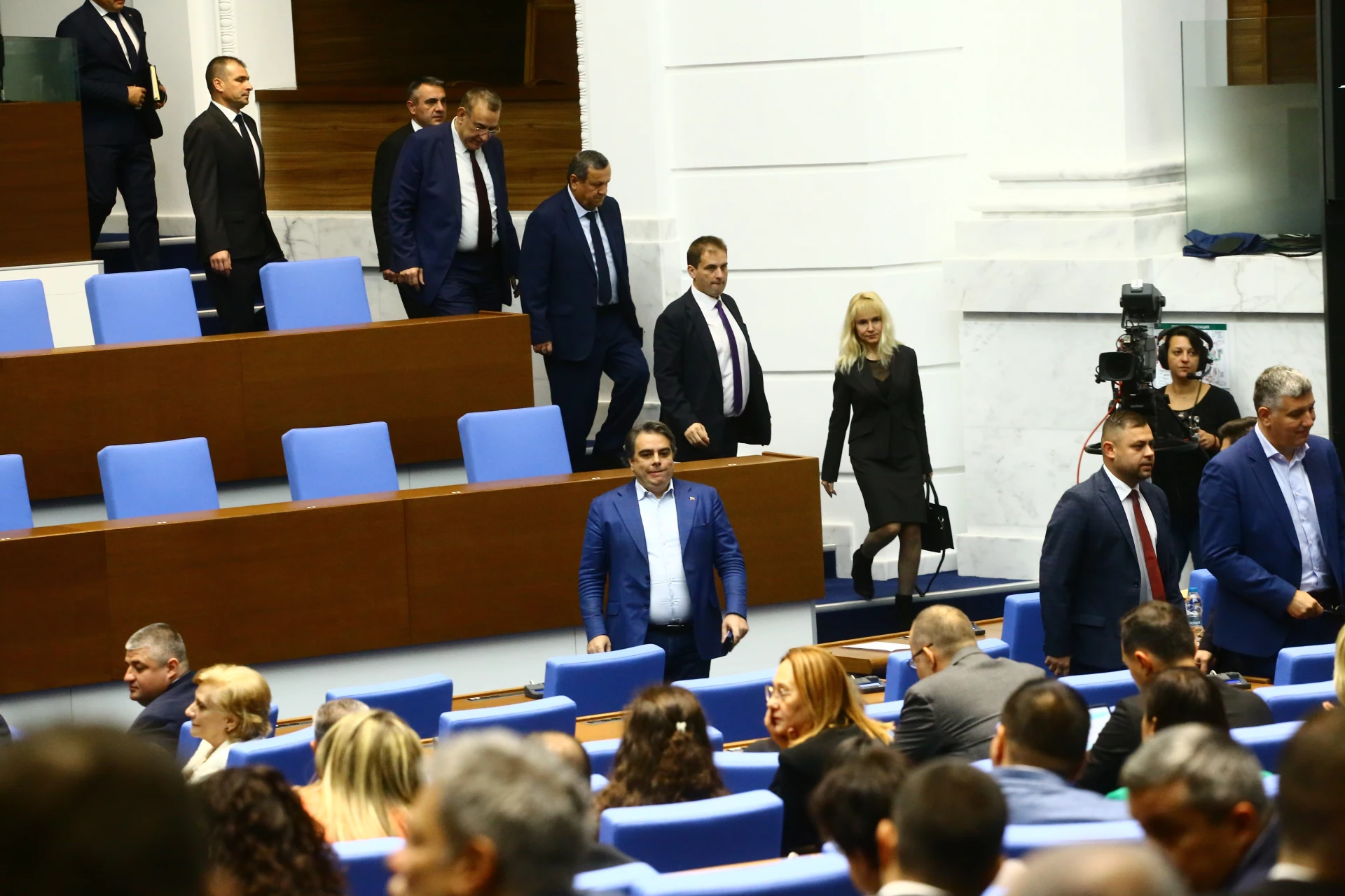 Импотентни драми разтърсиха Народното събрание