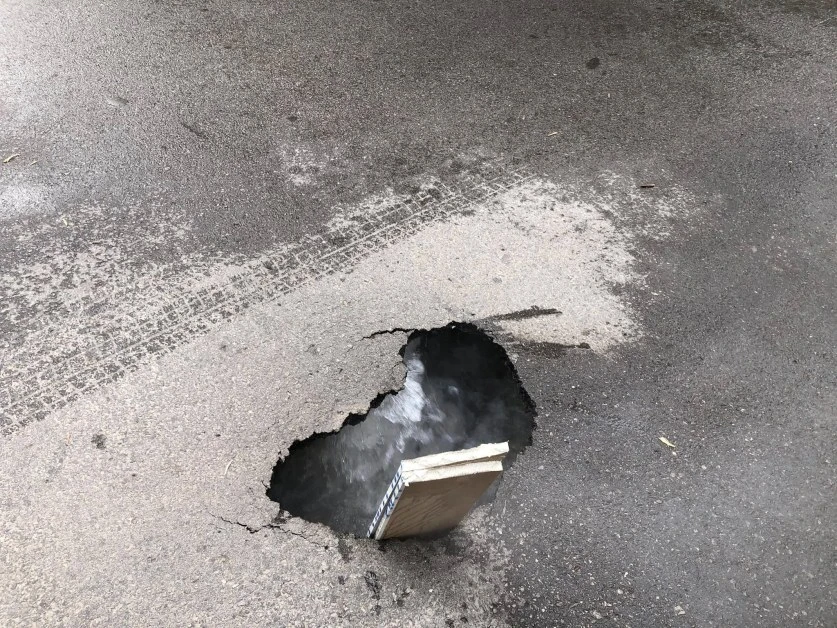 Дупка към ада в гъзарски столичен квартал вся страх у софиянци СНИМКИ