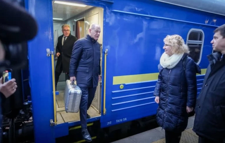 Шолц разкри тайната на куфара си, с който пристигна в Киев СНИМКИ