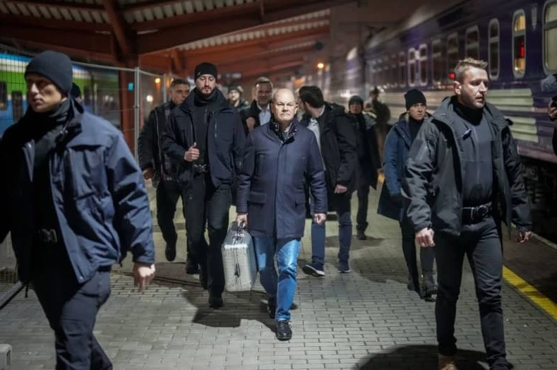 Шолц разкри тайната на куфара си, с който пристигна в Киев СНИМКИ