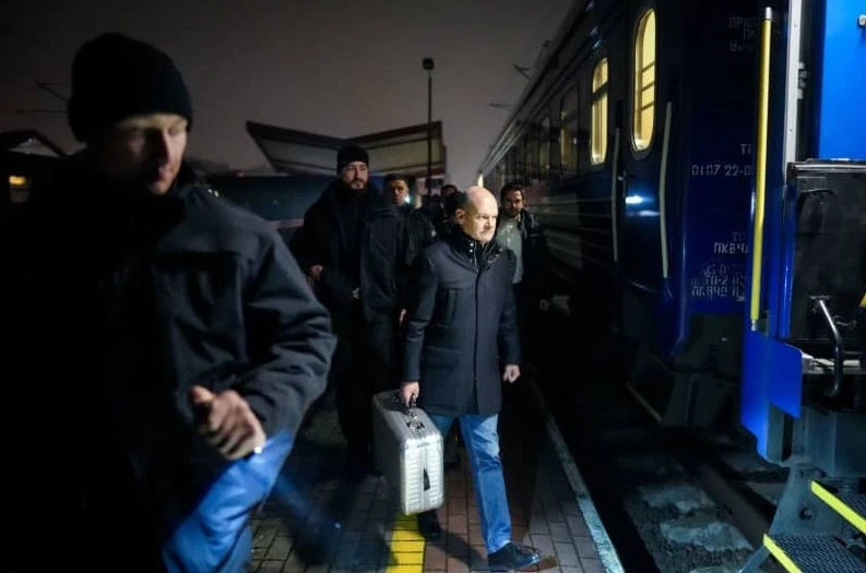 Шолц разкри тайната на куфара си, с който пристигна в Киев СНИМКИ