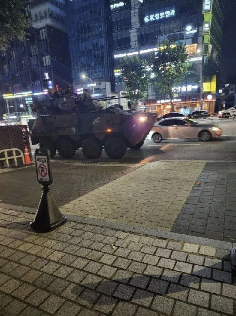 Военното положение в Сеул: Ситуацията е критична, из града пълзи военна техника, снайпери пазят парламента