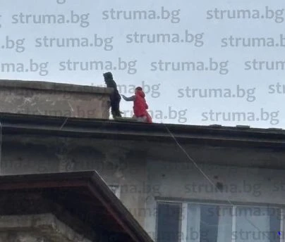 Перничанин замръзна от притеснителна гледка на покрива на блок, долетя и полиция, но... ВИДЕО
