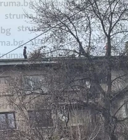 Перничанин замръзна от притеснителна гледка на покрива на блок, долетя и полиция, но... ВИДЕО