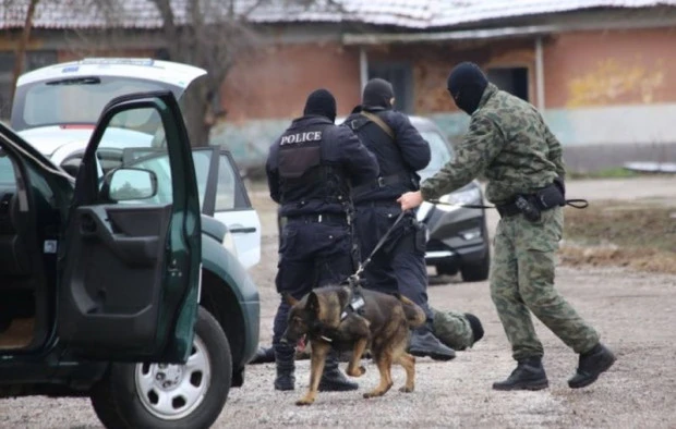 Маскирани ченгета нахлуха в къща в Пловдивско, тарашат наред 