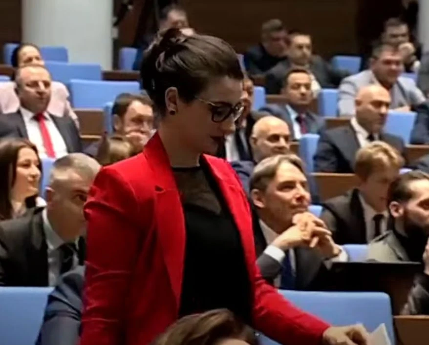 Лена Бориславова забърка чутовна каша пред парламента с безобразна изцепка СНИМКИ 