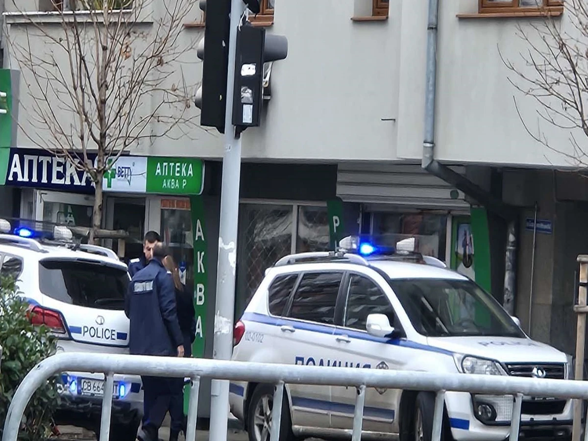 Извънредно: Полиция блокира оживена улица в центъра на Бургас, чуват се стонове на агонизиращ мъж