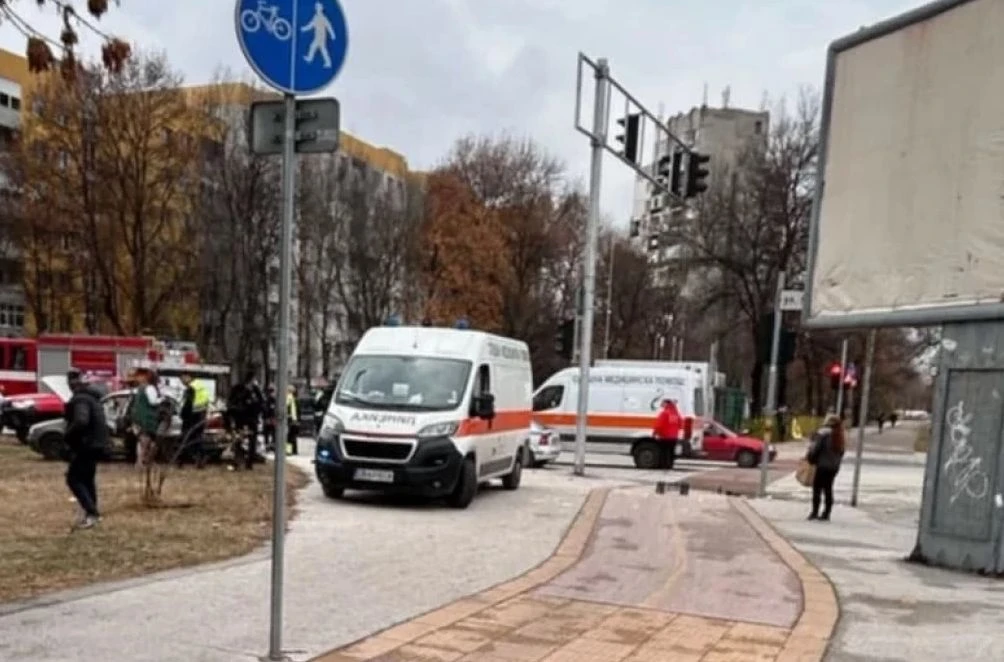 Брутална катастрофа в Пловдив, режат ламарини и вадят хора СНИМКИ