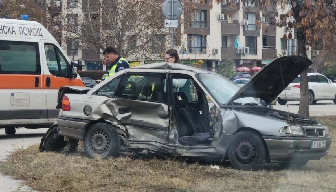 Брутална катастрофа в Пловдив, режат ламарини и вадят хора СНИМКИ