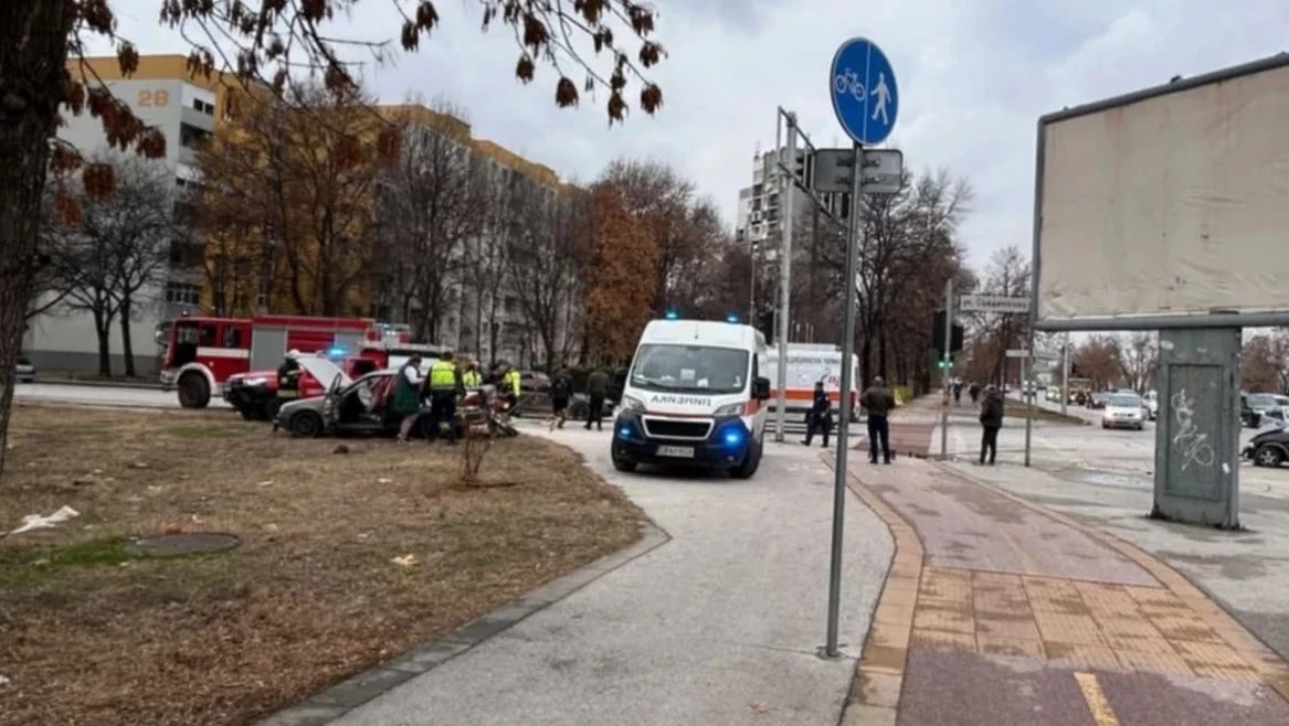 Брутална катастрофа в Пловдив, режат ламарини и вадят хора СНИМКИ