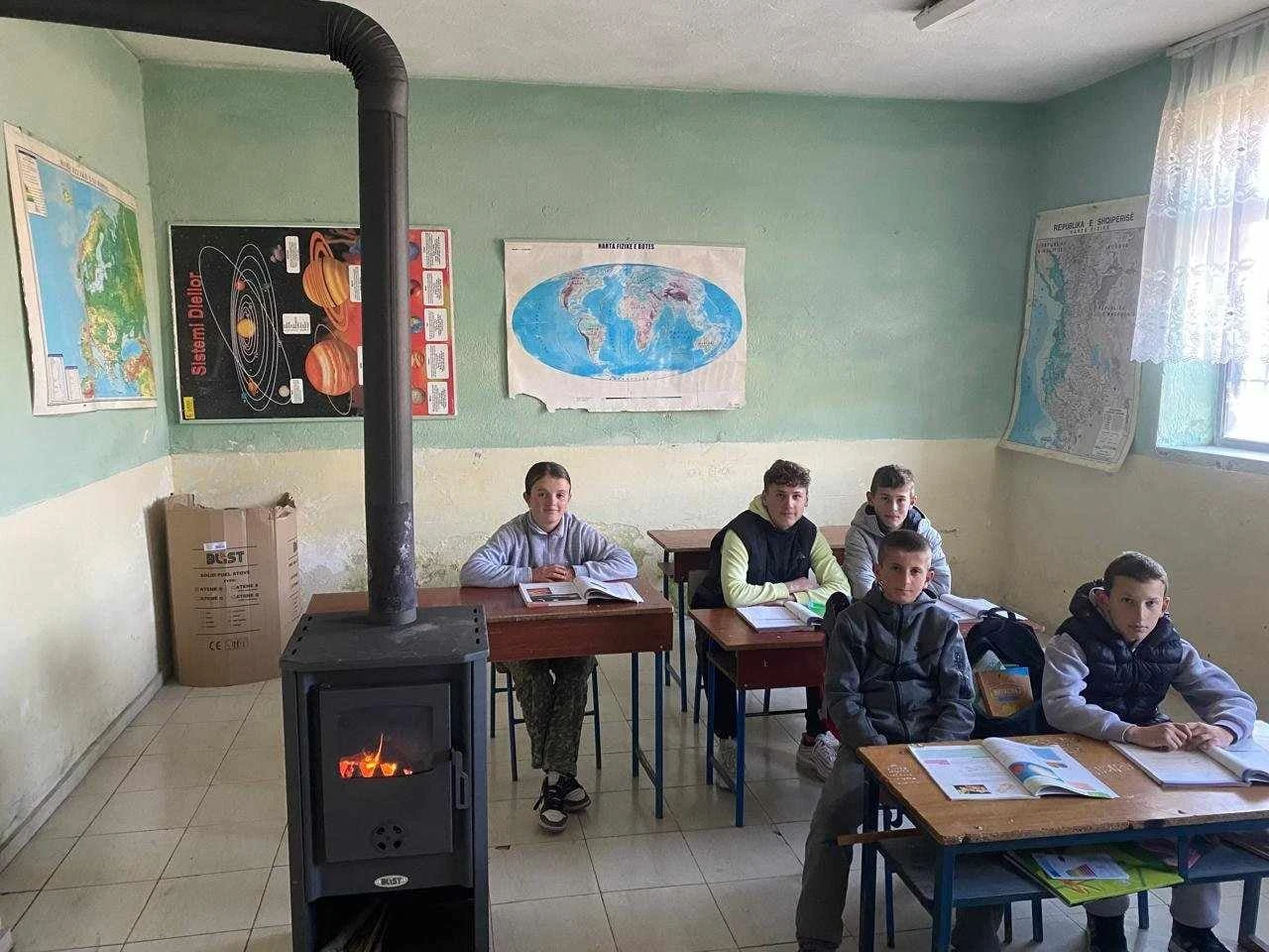 Две албански училища с топло дарение от Фондация Българска памет 