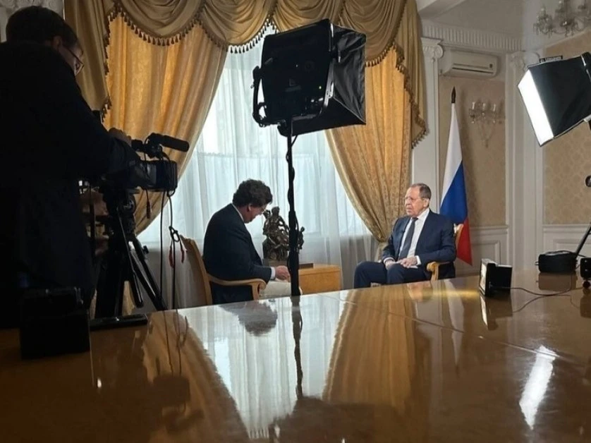 Тъкър Карлсън с тайна мисия в Русия, от успеха ѝ зависи съдбата на целия свят 
