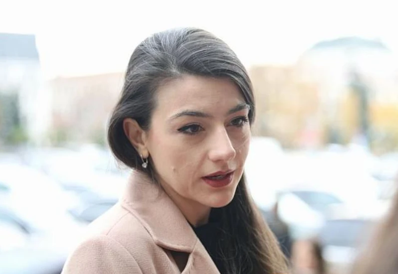 Лена обърна плочата и се опита да бъде оригинална, не успя