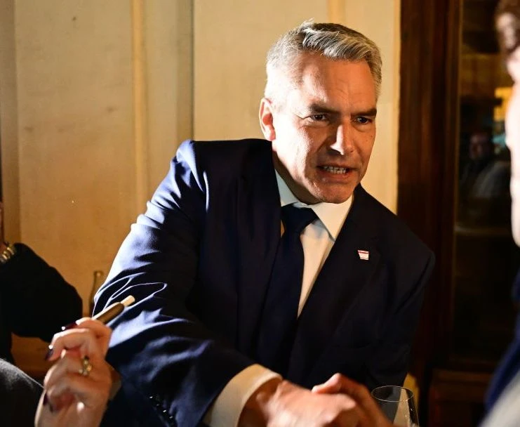 Карл Нехамер предложил на Зеленски да се проведат преговори за мир в Австрия