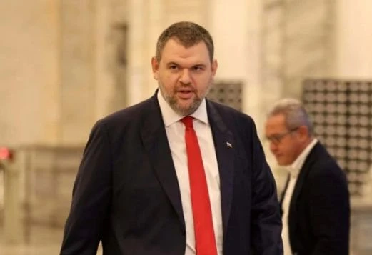 Пеевски: Призоваваме всички парламентарни групи да не ощетяват учители, полицаи, военни, спортисти и артисти чрез бюджета заради партийни интриги