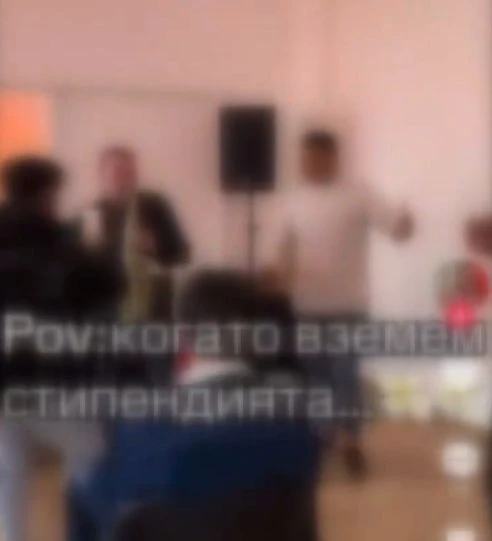 На черешата: Ученици въртят гюбеци в клас, потресаващо ВИДЕО