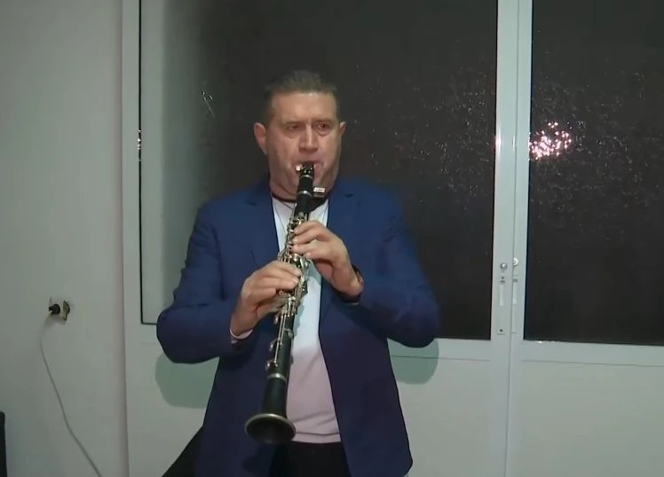На черешата: Ученици въртят гюбеци в клас, потресаващо ВИДЕО