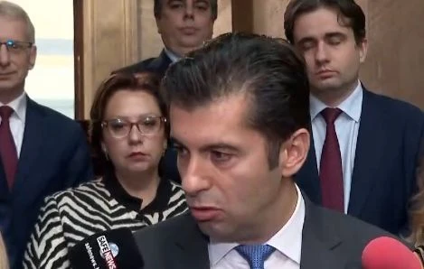Петков обясни защо само ДБ ще се срещат с ГЕРБ, шикалкави за ареста на Борисов 