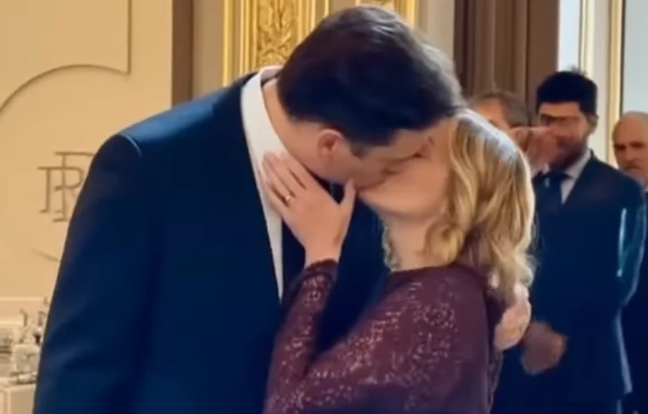 Страстна целувка между Мъск и Мелони взриви цяла Италия ВИДЕО